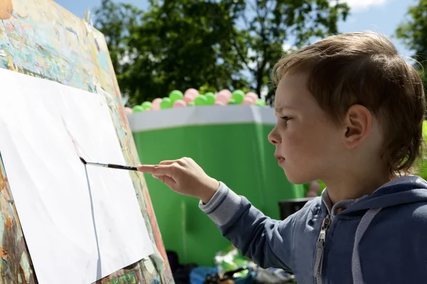 Dziecko rysuje farby — Zdjęcie stockowe