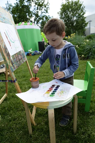 Kind schilderen op ezel — Stockfoto