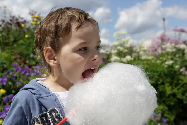 Bambino lecca zucchero filato — Foto Stock