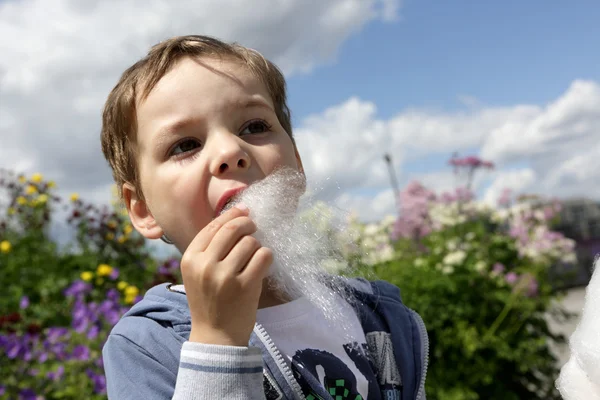 Child with fairy floss — Stock Photo, Image