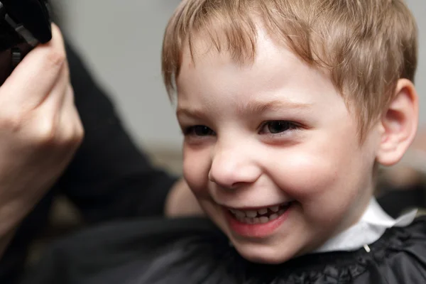 Gelukkige jongen op barbershop — Stockfoto