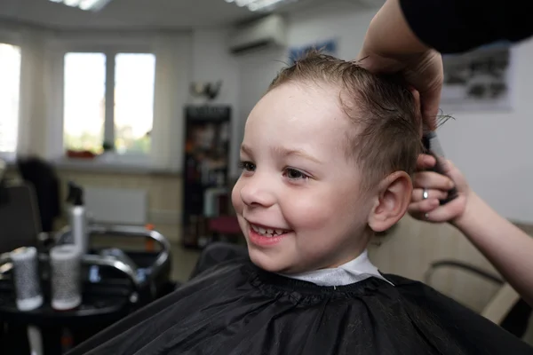 Laughing child at barbershop — Stock Photo, Image