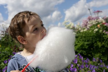 Pamuk helva yiyen çocuk