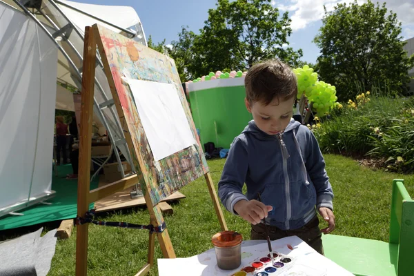 Fiú festés festékek — Stock Fotó