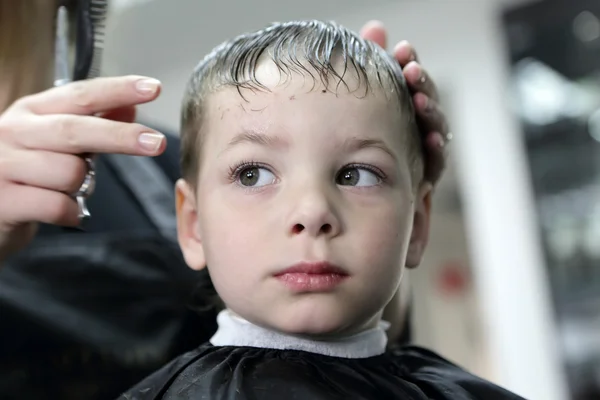 Ernsthafter Junge im Friseursalon — Stockfoto