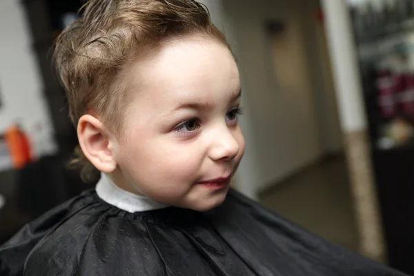 Kind im Friseursalon — Stockfoto