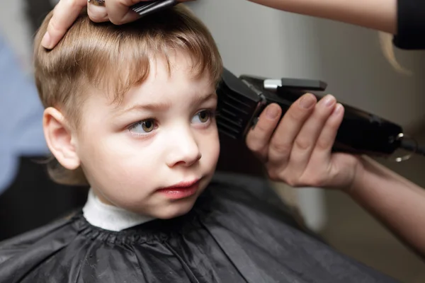 Chico consiguiendo corte de pelo — Foto de Stock