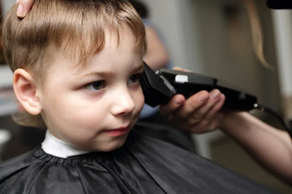 Дошкільник в перукарні — стокове фото