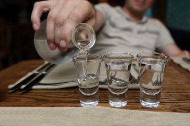 adam dökülen votka