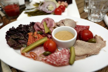 Dilimlenmiş etli plaka