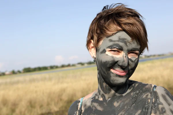 Vrouw met gezonde modder gezicht — Stockfoto