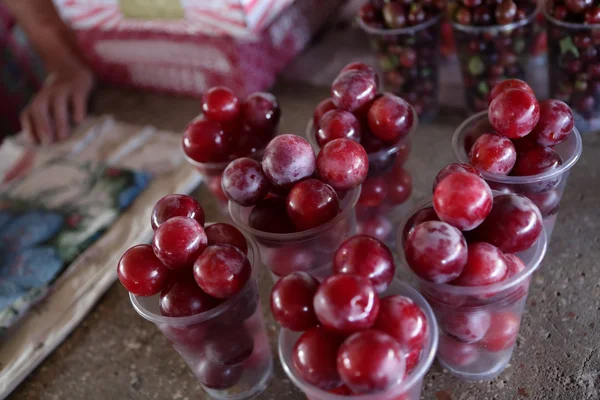 Plum dalam cangkir plastik — Stok Foto