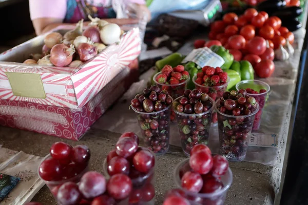 Plum dan gooseberry dalam cangkir plastik — Stok Foto