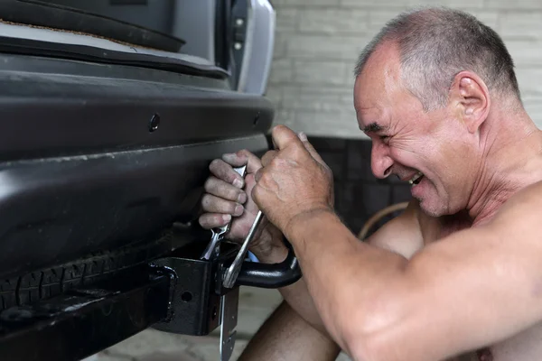 Senior installiert Anhängerkupplung — Stockfoto