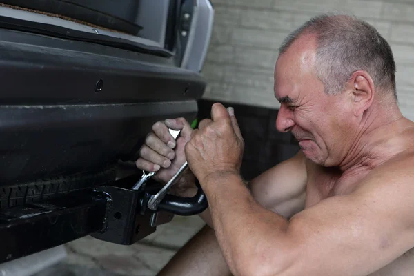 Person installing hitch car — Stock Photo, Image