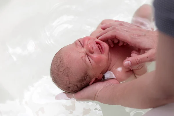 Nyfött barn gråter i badet — Stockfoto