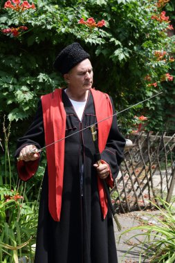 Ciddi Kuban bir kılıcı tutan kazak