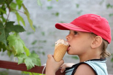 Dondurma yiyen çocuk.