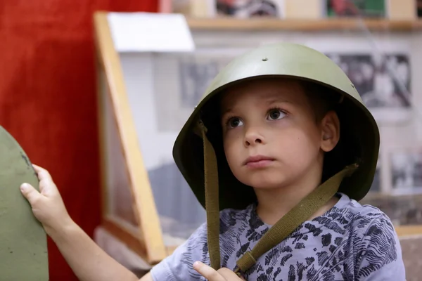 Ragazzo con un casco militare — Foto Stock