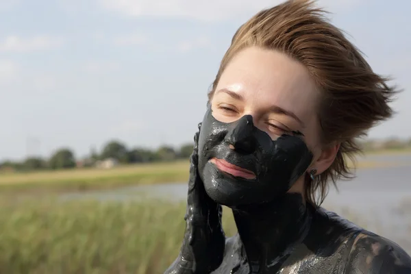 Vrouw toepassing van modder — Stockfoto