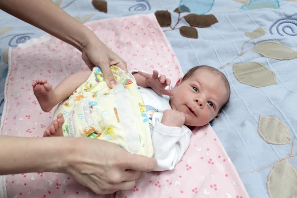 Madre che cambia il pannolino — Foto Stock