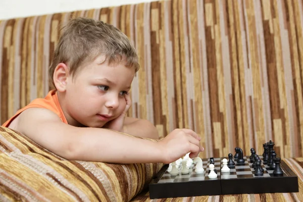 Jongen Schaken — Stockfoto