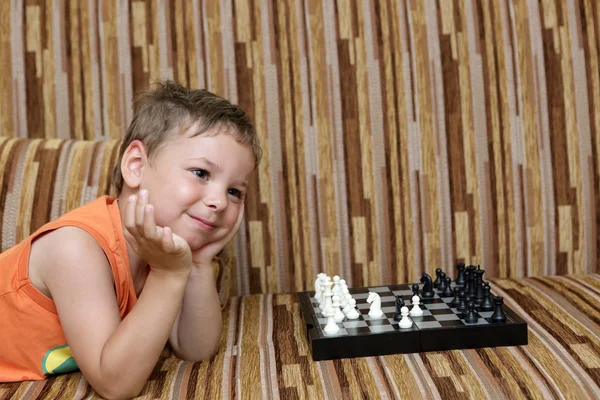 Jongen met Schaken — Stockfoto