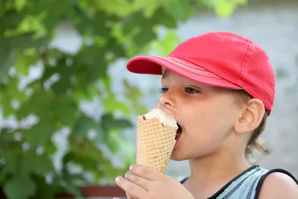 Niño comiendo helado — Foto de Stock