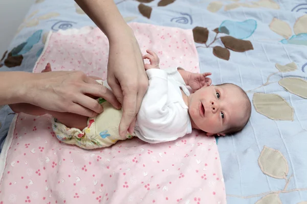 Mãe vestindo seu filho hewborn — Fotografia de Stock