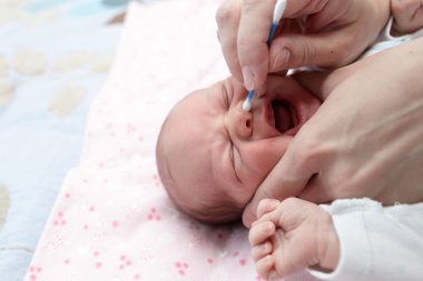 Anne temizlik bebek burun