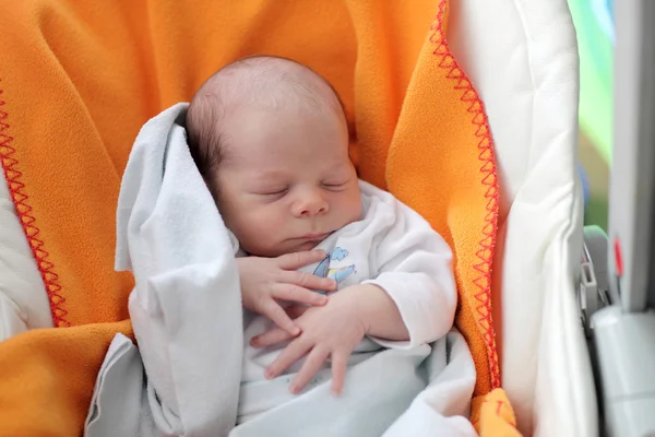 Bébé garçon dormant dans la chaise — Photo