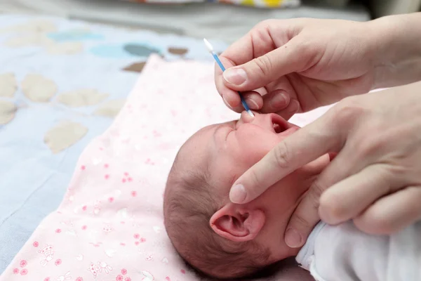 赤ちゃんの鼻を掃除 — ストック写真