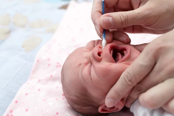 Cleaning the nose a crying baby boy — Stock Photo, Image