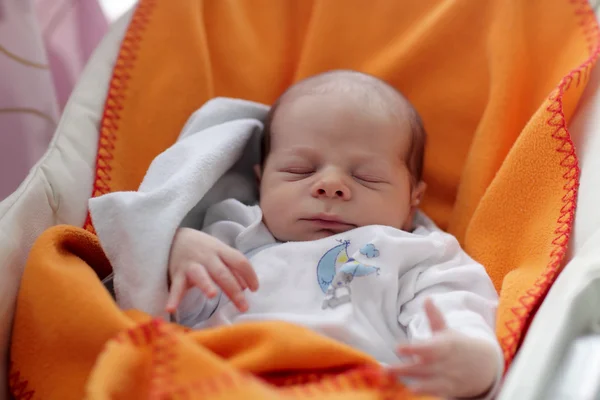 Niño recién nacido durmiendo en la silla — Foto de Stock