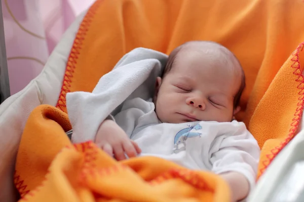 Yeni doğan bebek sandalyede uyku — Stok fotoğraf