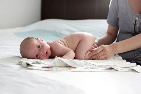 赤ちゃんのクロールする学習 — ストック写真