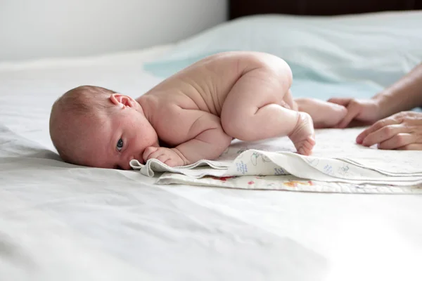 Baby leren te kruipen — Stockfoto