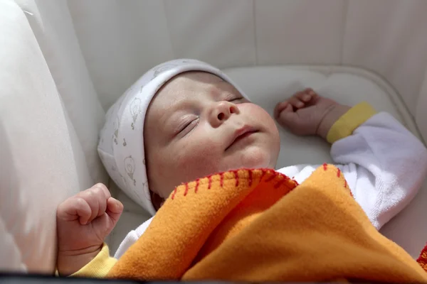 Baby schläft in der Wiege — Stockfoto