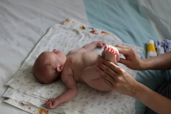 Pasgeboren babyjongen doen oefeningen — Stockfoto