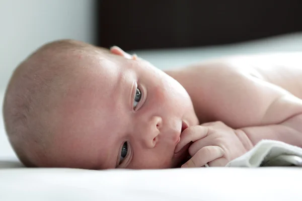 Dalgın bir bebek — Stok fotoğraf