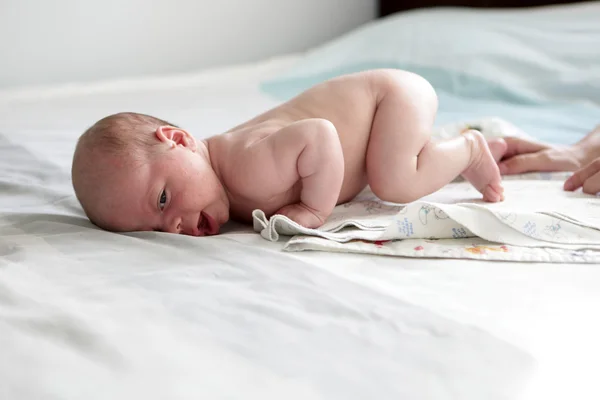 Новорожденный ребенок учится ползать — стоковое фото