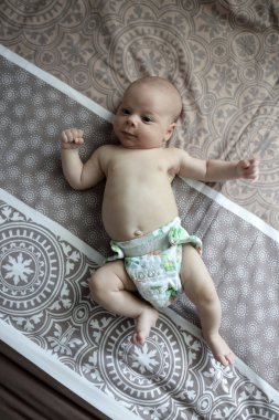bir yatakta yatarken bebek