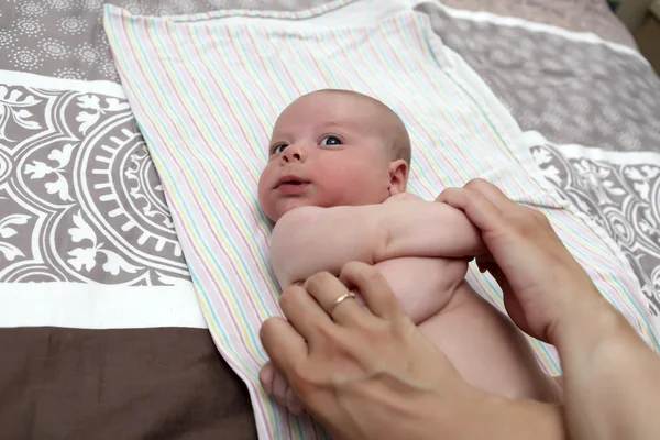 Pasgeboren baby doen oefening — Stockfoto