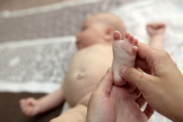 Persoon de voet pasgeboren baby masseren — Stockfoto