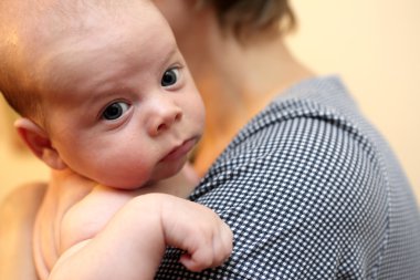 Yenidoğan anne ellerinde