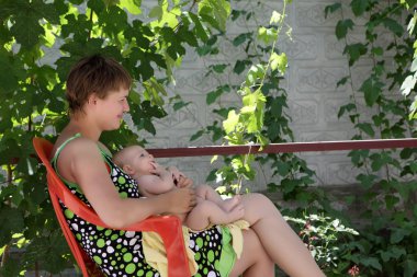 Anne ile oğlu arka bahçe