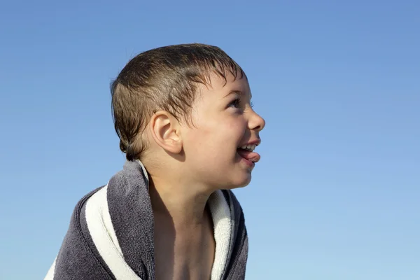 Gökyüzü arka plan üzerinde mutlu çocuk — Stok fotoğraf