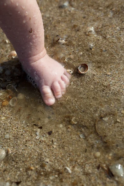 Baby foot i sanden — Stockfoto
