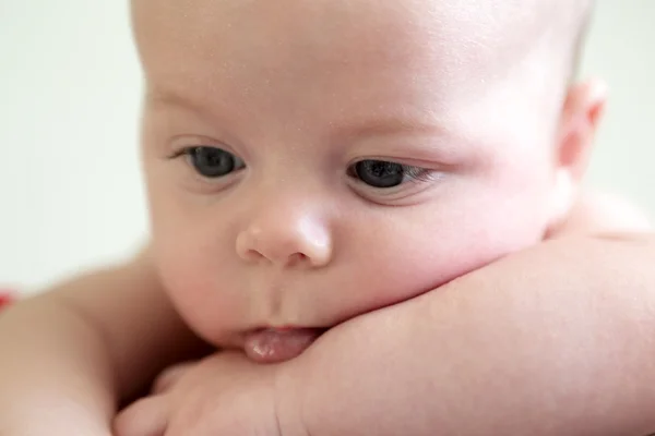 Cara de bebê pensativo — Fotografia de Stock