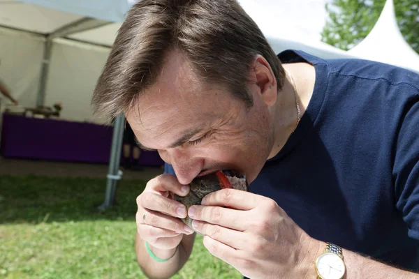 Člověk jíst hamburger — Stock fotografie